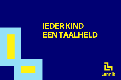 Tekst "Ieder kind een taalheld" in geel op blauwe achtergrond, met logo Lennik rechtsonder. (vergroot foto)